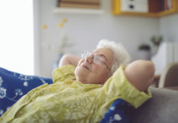 Bien dans mon corps, retraitée qui dort dans le canapé