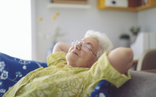 Bien dans mon corps, retraitée qui dort dans le canapé