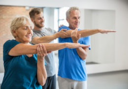 Bien dans mon corps, groupe de retraité qui font des étirements.