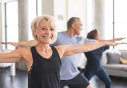 Bien dans mon corps, retraitée souriante qui fait du fitness