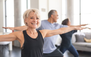 Bien dans mon corps, retraitée souriante qui fait du fitness