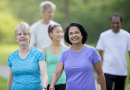 bien dans mon corps, 2 femmes à la retraite qui font une activité physique, de la marche.