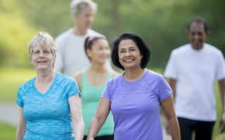 bien dans mon corps, 2 femmes à la retraite qui font une activité physique, de la marche.