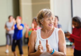 Bien dans mon corps, femme qui frappe dans ses mains, activité physique de la dance.