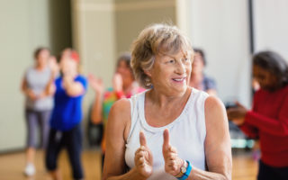 Bien dans mon corps, femme qui frappe dans ses mains, activité physique de la dance.