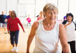 Bien dans mon corps, femme à la retraite qui pratique une activité physique, de la dance.