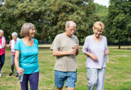 Bien dans mon corps, trois personnes marchent avec une bouteille d'eau à la main