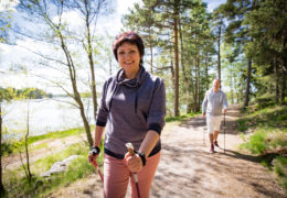 Bien dans mon corps, femme qui pratique une activité physique, la marche nordique.