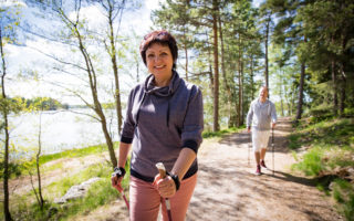 Bien dans mon corps, femme qui pratique une activité physique, la marche nordique.