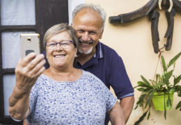 Bien avec mes proches, couple de retraité qui prenne un selfie en extérieur