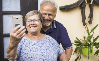 Bien avec mes proches, couple de retraité qui prenne un selfie en extérieur