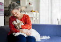 Bien dans ma tête, une femme faisant un câlin à son chien