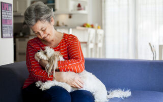 Bien dans ma tête, une femme faisant un câlin à son chien