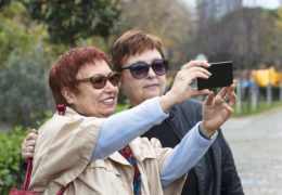 Bien avec mes droits et le numérique, deux retraitées dans un parc entrain de prendre un selfie