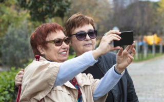Bien avec mes droits et le numérique, deux retraitées dans un parc entrain de prendre un selfie