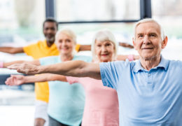 Bien dans mon corps, groupe de retraités faisant des exercices d'équilibre