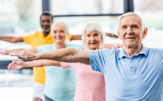 Bien dans mon corps, groupe de retraités faisant des exercices d'équilibre