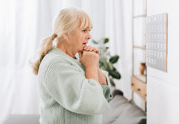 Bien dans ma tête, une femme regardant un calendrier avec inquiétude