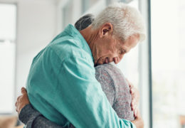 Bien avec mes proches, couple de seniors qui se font un câlin