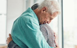 Bien avec mes proches, couple de seniors qui se font un câlin