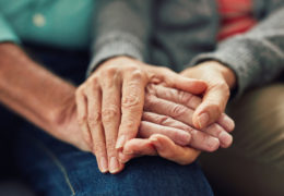 Bien avec mes proches, mains de seniors qui sont entrelacées