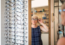 Bien être, bien vieillir, retraitée qui est chez un opticien entrain d'essayer des lunettes.