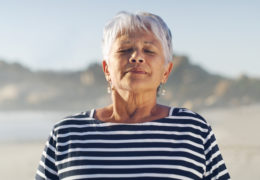 bien être, bien vieillir, retraitée en marinière qui prend une inspiration en extérieure.