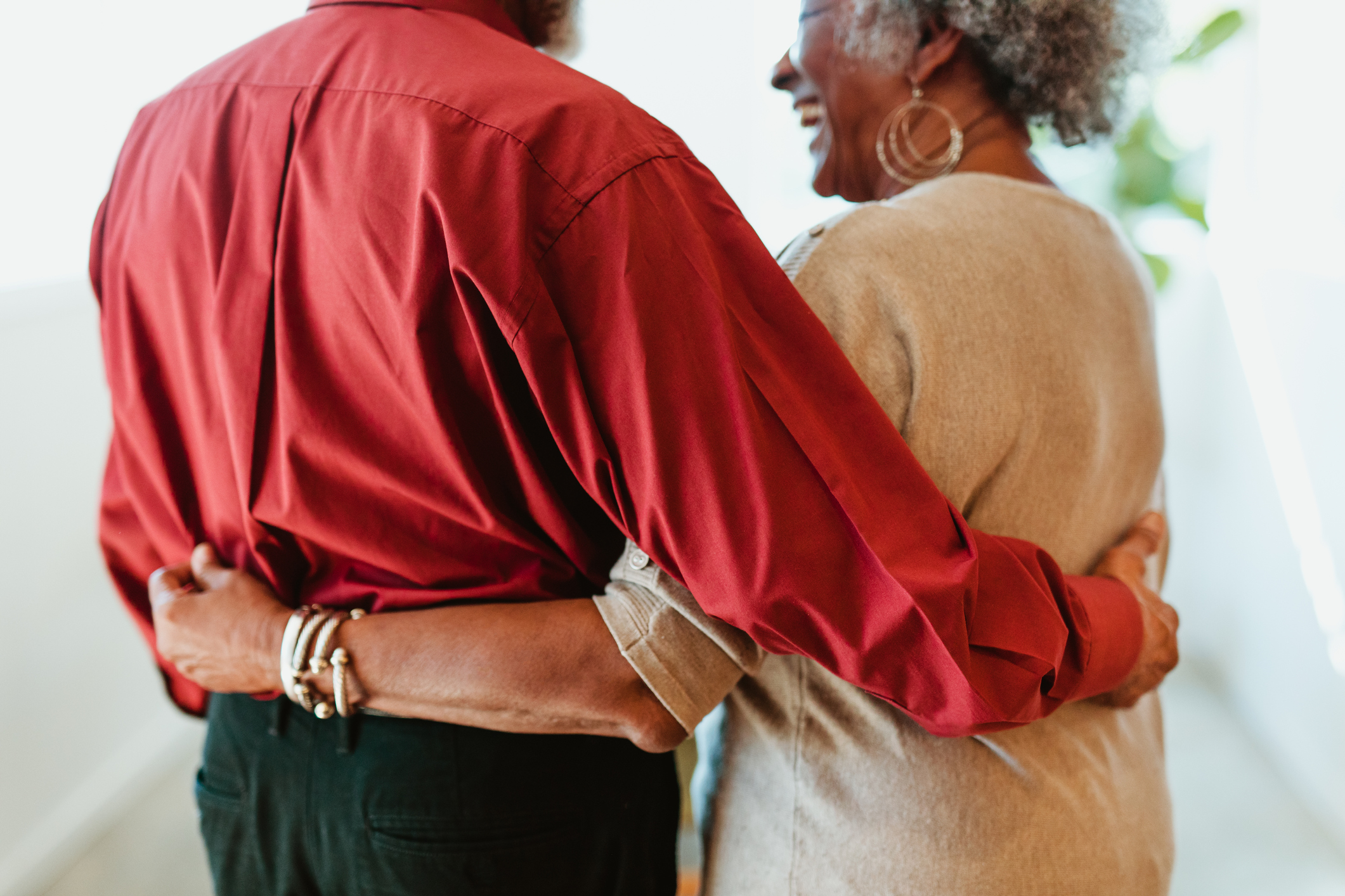 Bien avec mes proches, couple de retraité heureux qui se tien par la taille