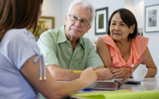 Bien avec mes droits et le numérique, couple de retraité qui est en rendez-vous avec une conseillère