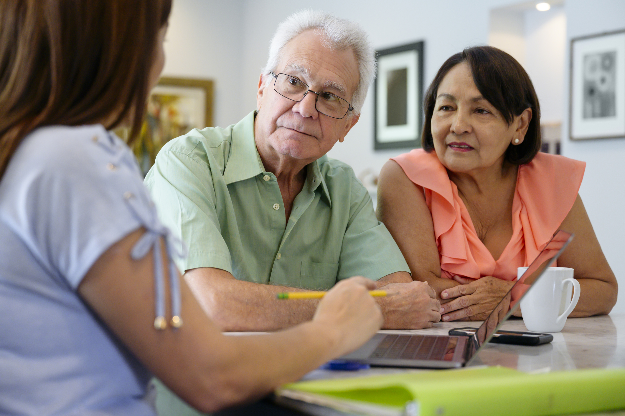 Bien avec mes droits et le numérique, couple de retraité qui est en rendez-vous avec une conseillère