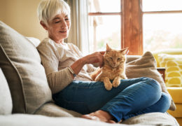 Bien dans mon environnement, femme câlinant son chat dans sa maison