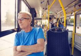 Bien dans mon environnement, un homme prenant le bus