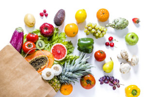 Bien dans mon corps, sac en papier de fruits et de légumes frais