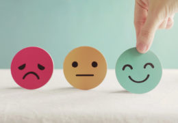 Bien dans ma tête, visage triste, visage neutre, visage souriant