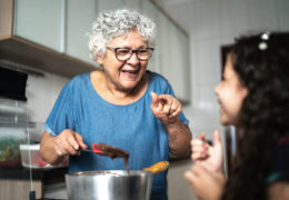 Bien dans mon corps, une grand-mère préparant avec sa petite fille une patisserie