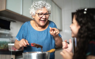 Bien dans mon corps, une grand-mère préparant avec sa petite fille une patisserie