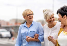 Bien être, bien vieillir, 3 retraitées en extérieure qui rigole entre elles.