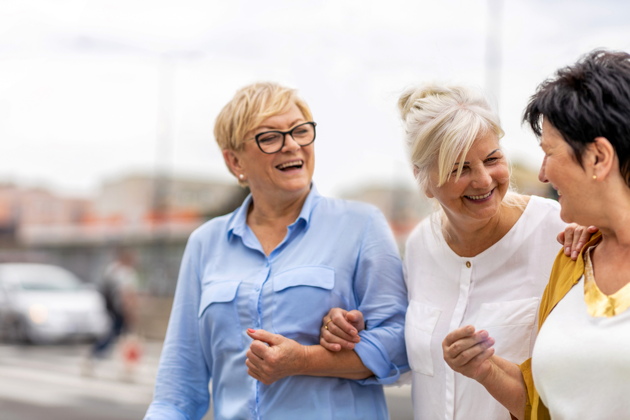 Bien être, bien vieillir, 3 retraitées en extérieure qui rigole entre elles.