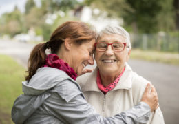 Bien avec mes proches, deux retraitées qui sont à l'extérieur rigolent ensemble