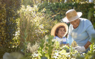 Bien avec les autres, une retraité jardine avec son petit-fils