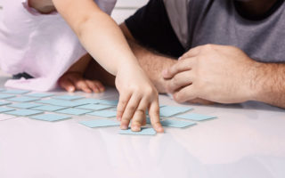 Bien dans ma tête, une fille et son père jouant à un jeu de mémoire
