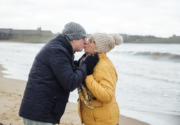 Bien avec mes proches, couple de retraité qui s'embrasse devant la mer