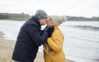 Bien avec mes proches, couple de retraité qui s'embrasse devant la mer