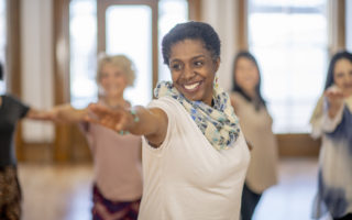 Bien dans mon corps, une femme participant à un cours de yoga