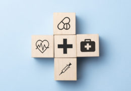 Bien être, bien vieillir, cube en bois avec les différents pictogrammes représentant la médecine.