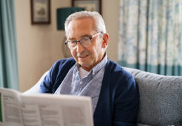 Bien dans mon environnement, un retraité lisant son journal sur son canapé