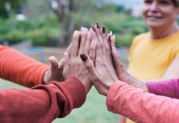 Bien avec les autres, groupe qui a collé leurs mains ensemble