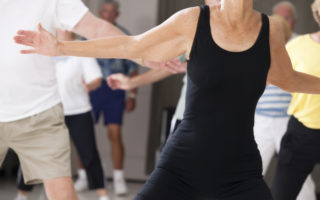 Bien dans mon corps, un groupe de retraités dans un cours d'exercices d'équilibre