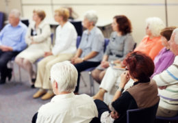 Bien-être, bien vieillir groupe de retraité pendant un atelier