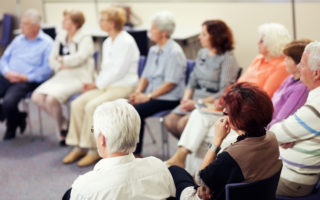 Bien-être, bien vieillir groupe de retraité pendant un atelier